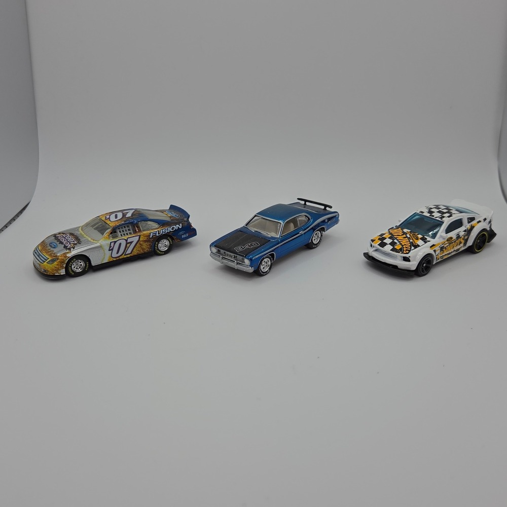 Johnny Lightning 1971 Plymouth Duster 340 Hot Wheels 2005 Ford Mustang Lot of 3
